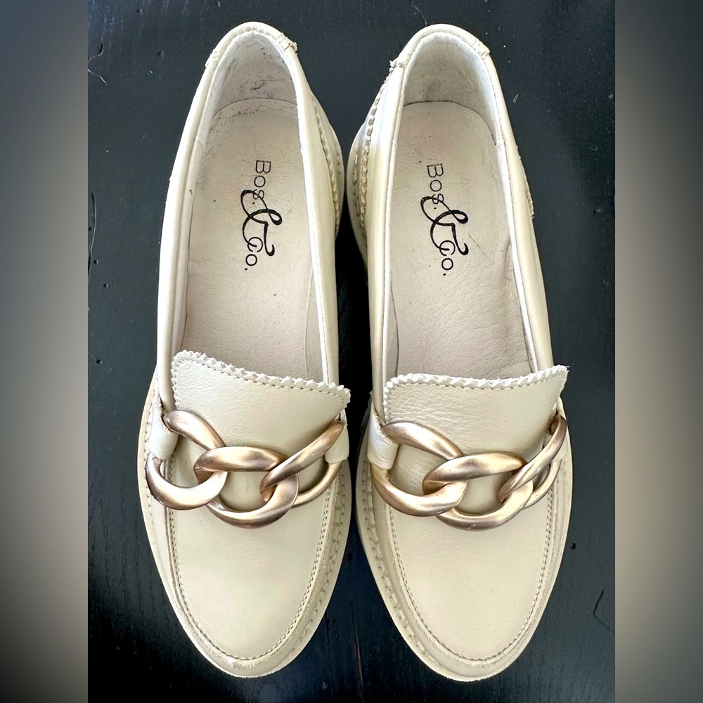 BOS&CO Ladies leather loafers with beautiful chain detail across toe
